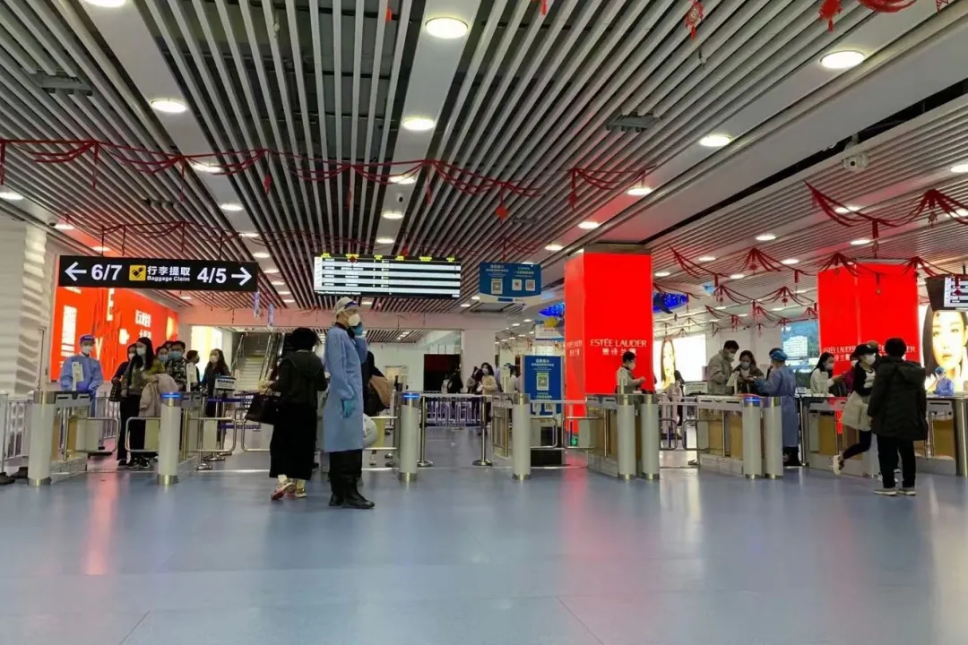三亚凤凰机场站口图片